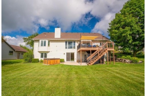 713 Parkway Dr, Mount Horeb, WI 53572