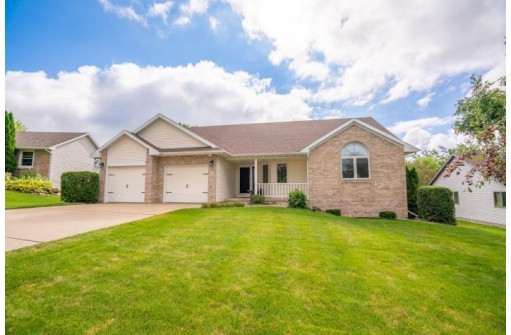 713 Parkway Dr, Mount Horeb, WI 53572