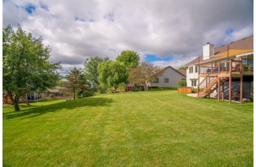 713 Parkway Dr, Mount Horeb, WI 53572