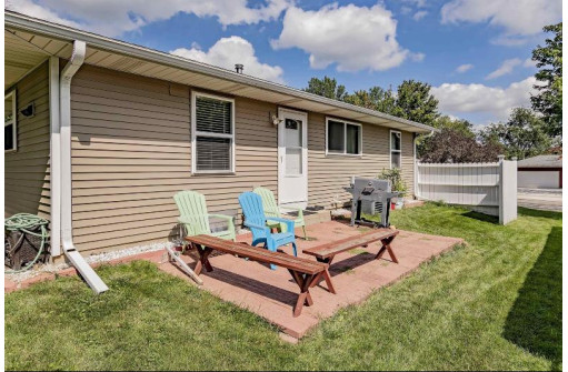 1812 N Van Buren St, Stoughton, WI 53589