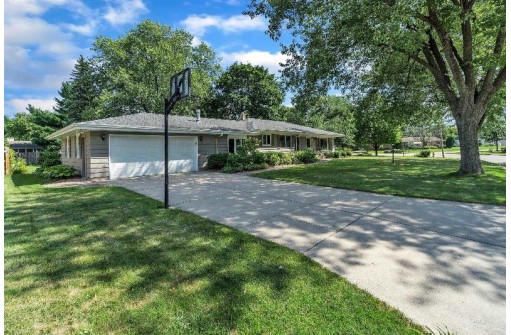 333 Seminole Rd, Janesville, WI 53545