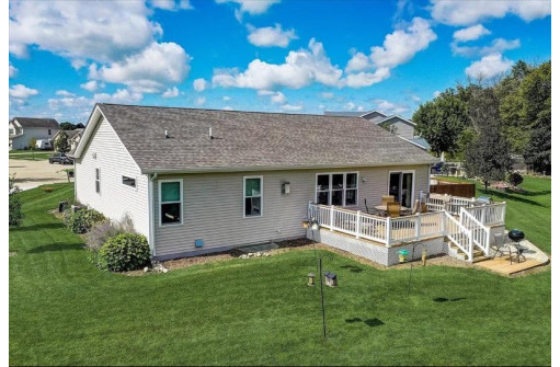 1145 Red Oak Cir, Watertown, WI 53094-6455