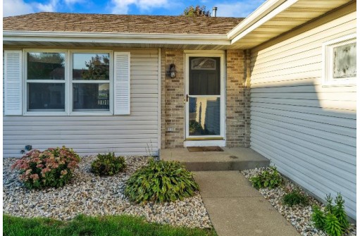 4221 Prairie Fox Dr, Janesville, WI 53546