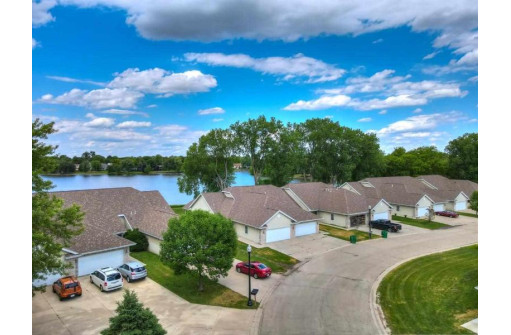 718 Waters Edge Ct, Marshall, WI 53559