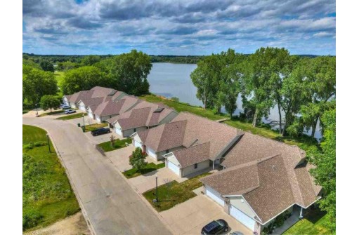 718 Waters Edge Ct, Marshall, WI 53559