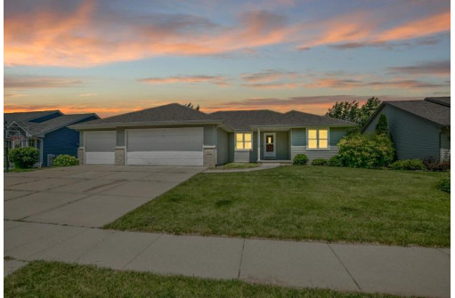 414 Old Indian Tr, DeForest, WI 53532