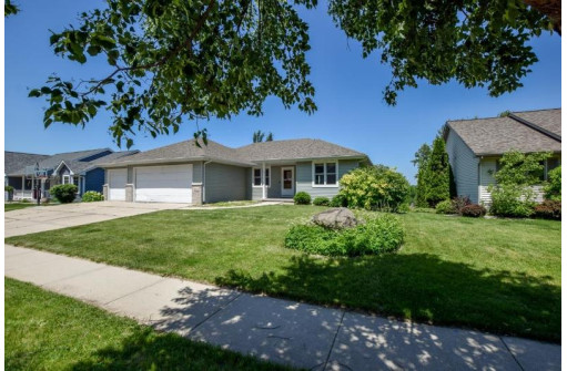 414 Old Indian Tr, DeForest, WI 53532