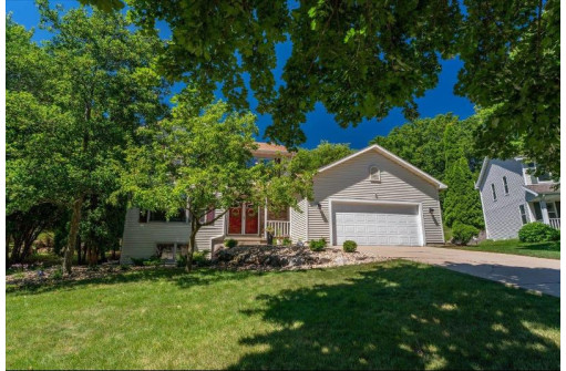 6 Maple Run Ct, Madison, WI 53719