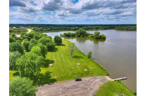 802 Waters Edge Ct, Marshall, WI 53559