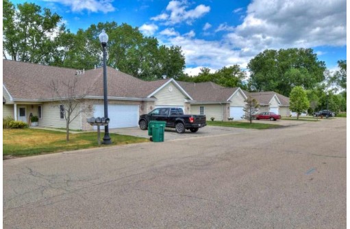 802 Waters Edge Ct, Marshall, WI 53559