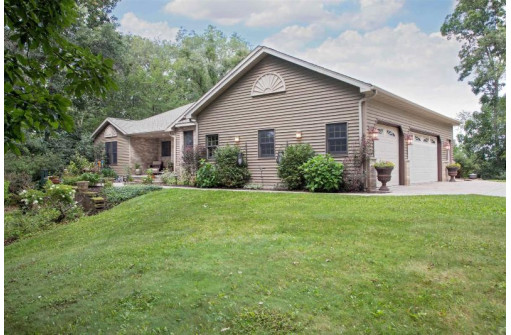 W7746 Aquarius Dr, Pardeeville, WI 53954