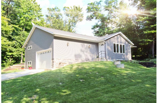 N4957 Woodlawn Terr, Poynette, WI 53955