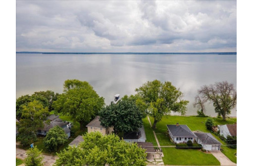 W9603 Lake Dr, Edgerton, WI 53534