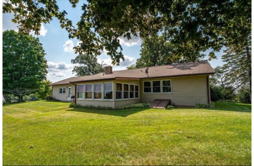 14 Hillside Rd, Edgerton, WI 53534