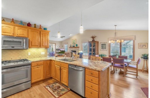 639 Springbrook Cir, DeForest, WI 53532