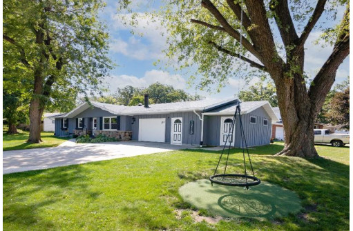 325 Halcyon Pl, Fort Atkinson, WI 53538