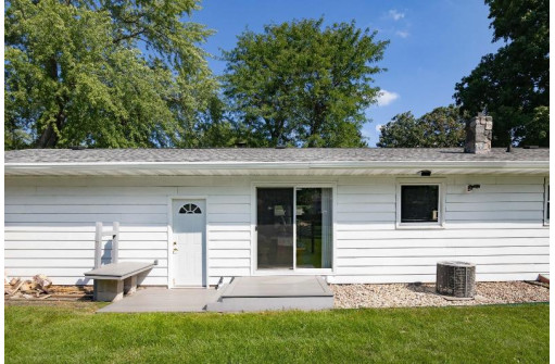 325 Halcyon Pl, Fort Atkinson, WI 53538