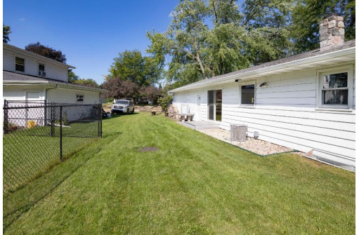 325 Halcyon Pl, Fort Atkinson, WI 53538