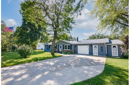 325 Halcyon Pl, Fort Atkinson, WI 53538