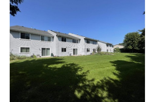 215 Broadway Dr, Sun Prairie, WI 53590