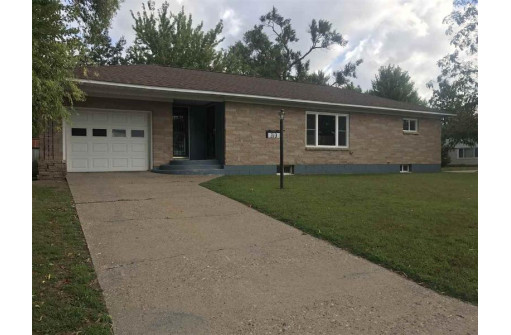 313 E Broadway St, Prairie Du Chien, WI 53821