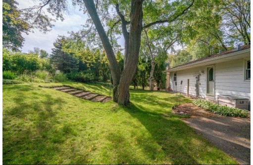 2413 Apache Dr, Fitchburg, WI 53711