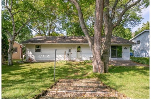 2413 Apache Dr, Fitchburg, WI 53711