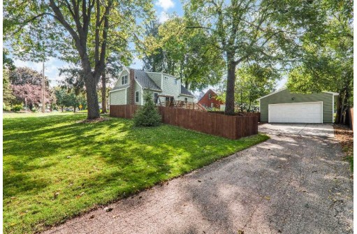 218 Dempsey Rd, Madison, WI 53714