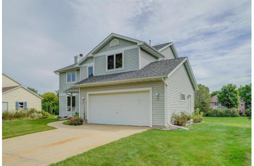 909 Virgin Lake Dr, Stoughton, WI 53589