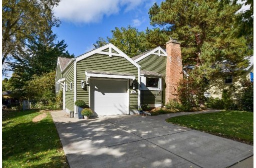 906 Swarthmore Ct, Madison, WI 53705