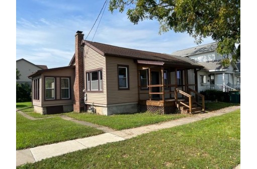 7 W Lawton St, Edgerton, WI 53534