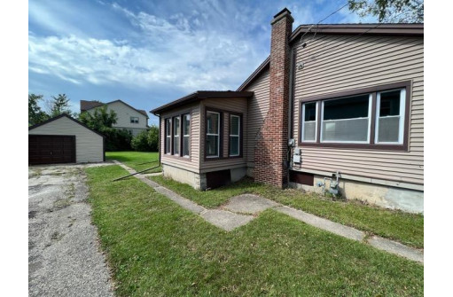 7 W Lawton St, Edgerton, WI 53534