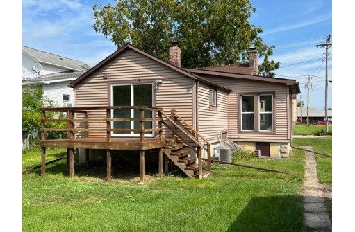 7 W Lawton St, Edgerton, WI 53534