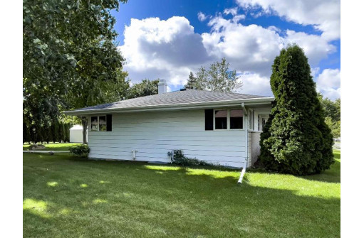 208 Woodland Beach Rd, Lake Mills, WI 53551