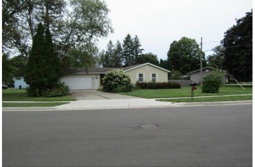 908 Rock Ave, Waupun, WI 53963