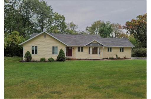 N6767 Jonathan Dr, Pardeeville, WI 53954