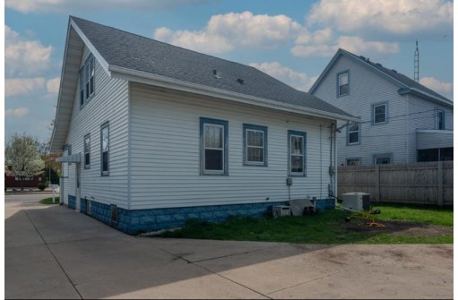 1064 Center Ave, Janesville, WI 53546