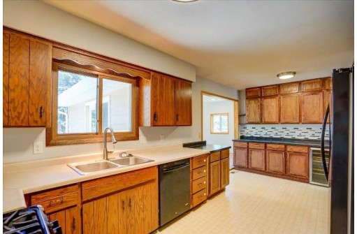 805 Miller Dr, Oregon, WI 53575