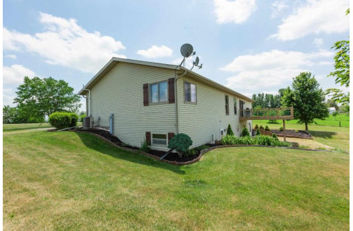 3775 County Road J, Benton, WI 53803