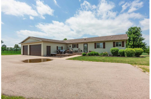 3775 County Road J, Benton, WI 53803