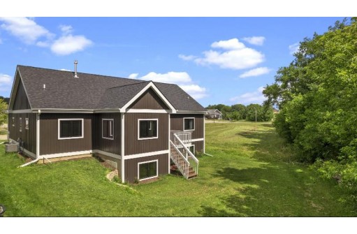 62 Oak Ridge Tr, Deerfield, WI 53531