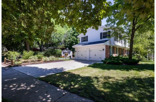 302 Glacier Dr, Madison, WI 53705