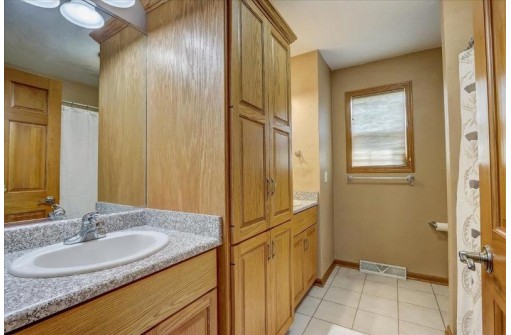 N6809 Canter Ct, Lake Mills, WI 53551