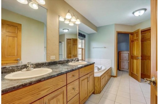 N6809 Canter Ct, Lake Mills, WI 53551