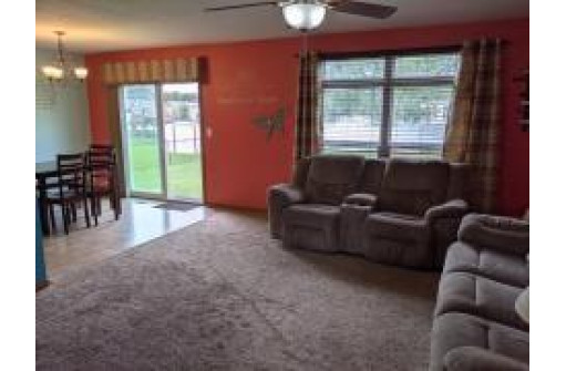 1614 Prairie Knoll Dr, Janesville, WI 53546