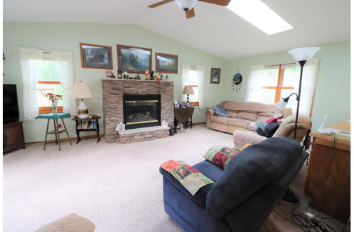 4260 Pella Ln, McFarland, WI 53558