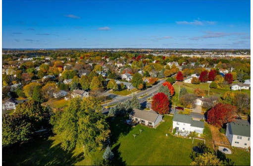 5001 Oak Valley Dr, Madison, WI 53704