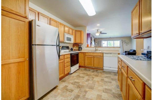 240 S Musket Ridge Dr 1, Sun Prairie, WI 53590