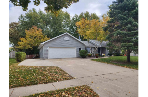 218 E Mills Dr, Lake Mills, WI 53551