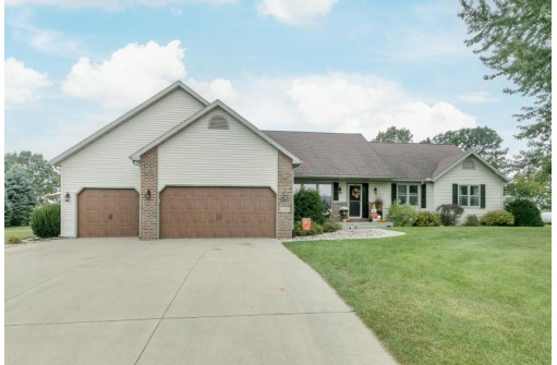 N7051 Ashley Dr, Pardeeville, WI 53954